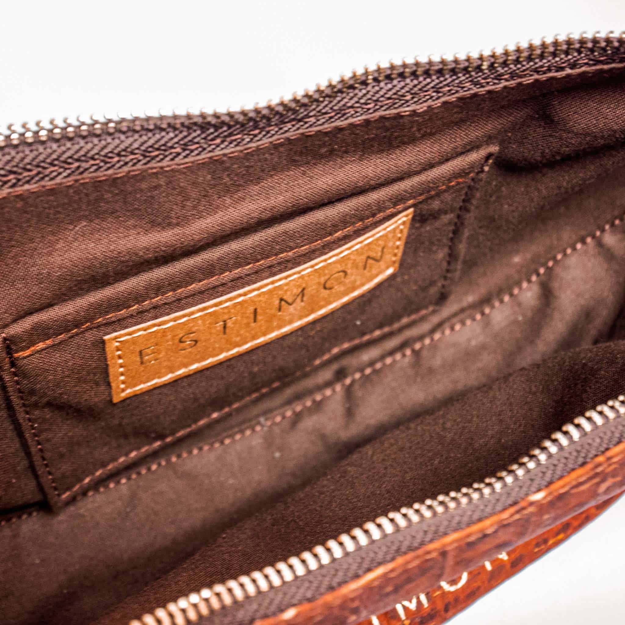 środek wegańskiej torebki z korka w krokodyli wzór w kolorze brązowym. Inside of a vegan cork leather bag in dark brown colour.